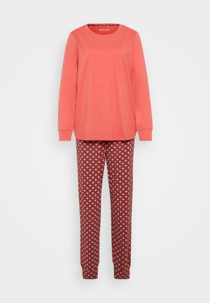 Top a maniche lunghe color corallo con scollatura rotonda; pantaloni del pigiama rossi con motivi geometrici, polsini elasticizzati e vestibilità comoda.