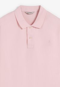 Lichtroze polo shirt van gestructureerde stof, met een klassieke kraag, een placket met drie knopen en een klein geborduurd logo op de borst.
