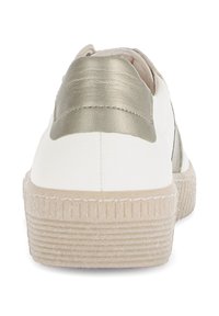 Witte sneaker met een metallic gouden accent op de hiel, een getextureerde rubberen zool en een glad leren oppervlak. Verstevigde naden zichtbaar.