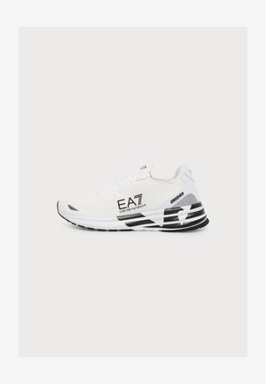 Zapatilla de running blanca EA7 Emporio Armani con detalles negros, cordones y texto "CRUSHER" en la suela lateral.