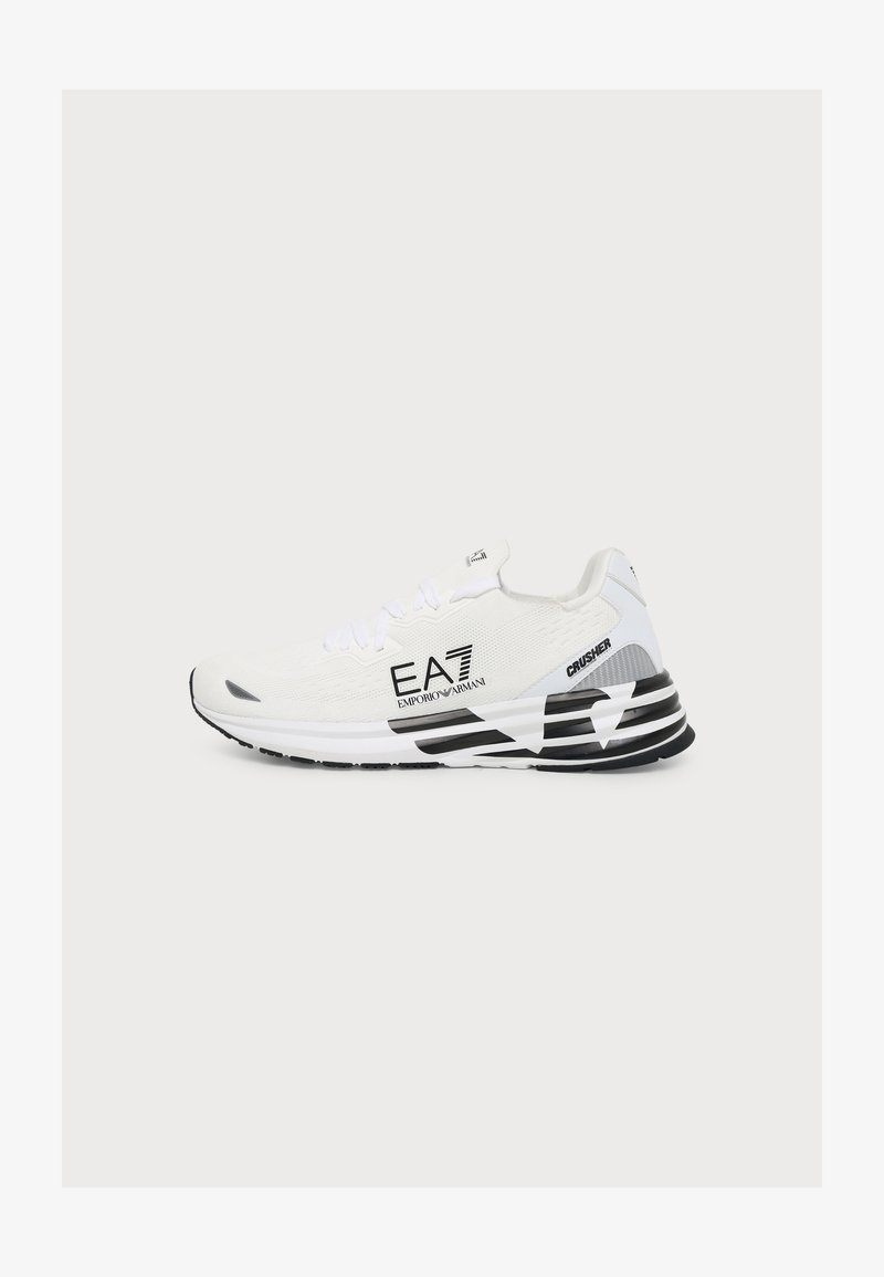 Άσπρο παπούτσι για τρέξιμο EA7 Emporio Armani με μαύρες λεπτομέρειες, κορδόνια και την ένδειξη "CRUSHER" στη πλαϊνή σόλα.