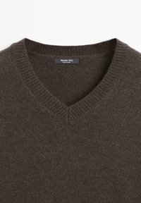 Tmavě hnědý pletený svetr s výstřihem do V a žebrovaným límcem, s označením Massimo Dutti přišitém uvnitř výstřihu.