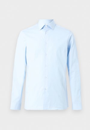 Chemise de ville pour homme à manches longues bleu clair avec patte de boutonnage à l'avant et col pointu, présentée sur un fond blanc uni.