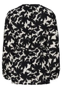 Czarna i biała bluzka z kwiatowym wzorem, długimi bufkami, zawiązywanym w pasie oraz teksturowanym materiałem z delikatnie plisowanym tyłem.