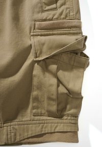 Khaki cargoshorts i slitesterk bomull med flere lommer, forsterkede sømmer og en myk midjebånd, med en grov tekstur og jevn finish.