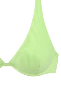 Groene geribbelde driehoek bikini-top met zachte cups en verstelbare schouderbandjes. Gladde textuur, minimalistisch ontwerp, geschikt voor zwemkleding.