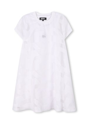 Robe blanche à manches courtes, avec une coupe ample, présentant un revêtement texturé avec des motifs abstraits et un logo discret sur le devant.