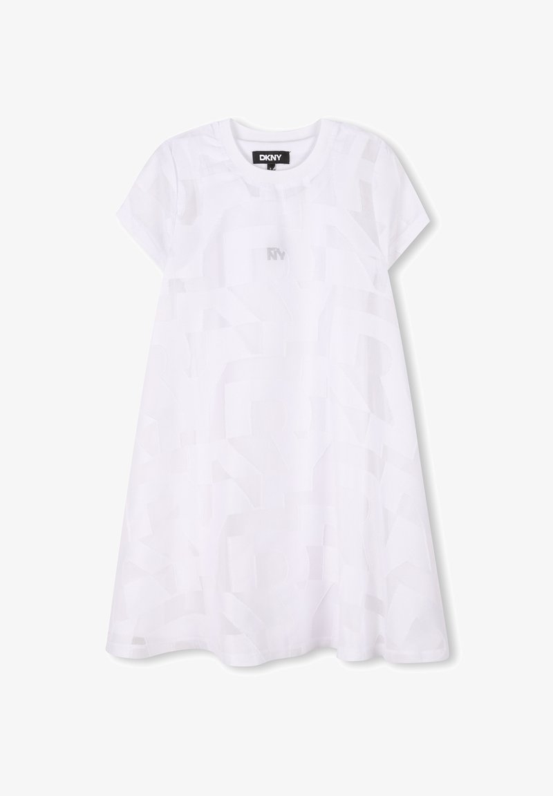 Robe blanche à manches courtes, avec une coupe ample, présentant un revêtement texturé avec des motifs abstraits et un logo discret sur le devant.