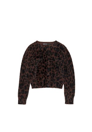 Cárdigan de piel de leopardo marrón con mangas largas, escote redondo y cierre de botón. Tejido suave y texturizado con manchas negras contrastantes.