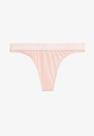 Ροζ στρινγκ εσώρουχο με ραβδωτή υφή. Διαθέτει μαλακή ζώνη στη μέση με την επιγραφή "POLO RALPH LAUREN" τυπωμένη σε λευκό. Λεπτές πλευρικές τιράντες.