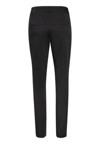 Pantalon noir à coupe ajustée, doté de deux poches arrière, d'une texture lisse et de jambes fuselées. Design classique adapté à diverses occasions.