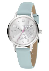 Zilverkleurig horloge met een lichtblauwe leren band. De ronde wijzerplaat heeft zilveren vlinderaccenten en roze uur- en minuutwijzers.