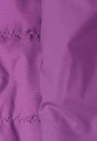 Close-up van paarse stof met gestikte naden en een subtiele rastertextuur, met plooien en lichte kreukels.