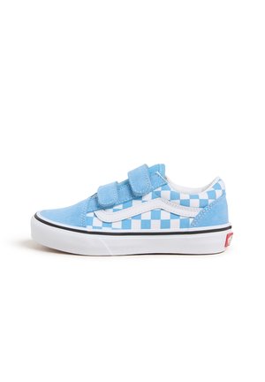 Niedriger Kindersneaker im blau-weißen Schachbrettmuster mit weißem Streifen, zwei blauen Klettverschlüssen und weißer Gummisohle.