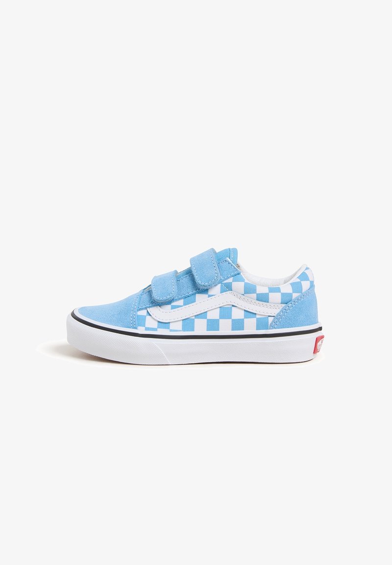 Baskets basses pour enfants à motif damier bleu et blanc avec une bande blanche, deux bandes velcro bleues et une semelle en caoutchouc blanche.