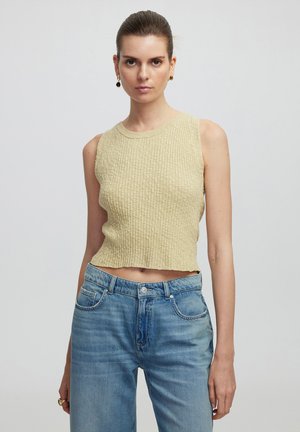 Lichtgele cropped tanktop met geribbelde structuur, ronde halslijn en brede armsgaten, gecombineerd met lichtblauwe hoge taille jeans.