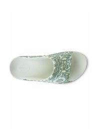 Baltas slaidu sandales ar teksturētu zoli, zaļu abstraktu rakstu un platām siksnām. Izgatavotas no viegla materiāla komfortam.