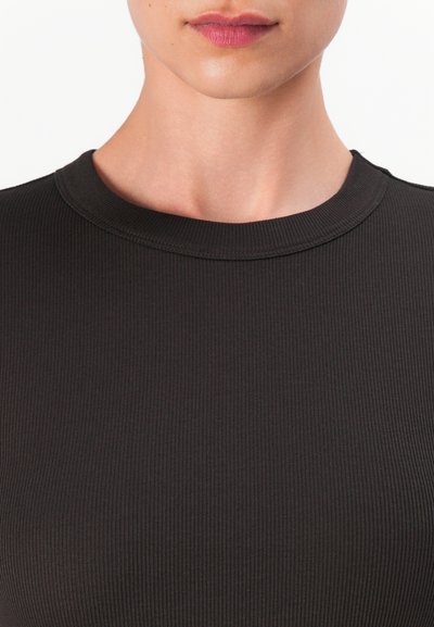 Černý ribovaný pletený top s kulatým výstřihem, s hladkou texturou a slim fit. Žádné viditelné vzory ani kovové detaily.