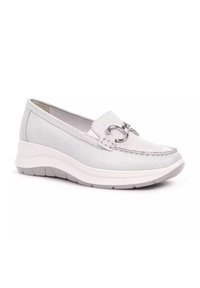 Scarpe slip-on grigio chiaro realizzate in un materiale testurizzato, con un dettaglio decorativo in hardware argentato e una suola bianca imbottita.