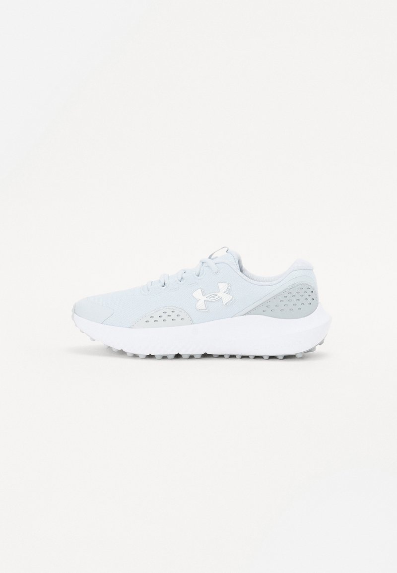 Shoe atlético azul claro, feito de malha e material sintético, com sola branca, detalhes perfurados e um logótipo na lateral.