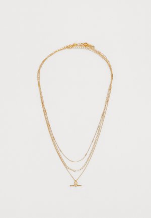 Collier multi-couches en or avec de fines mailles en chaîne et un pendentif décoratif au design en barre. Texture lisse avec une finition polie.