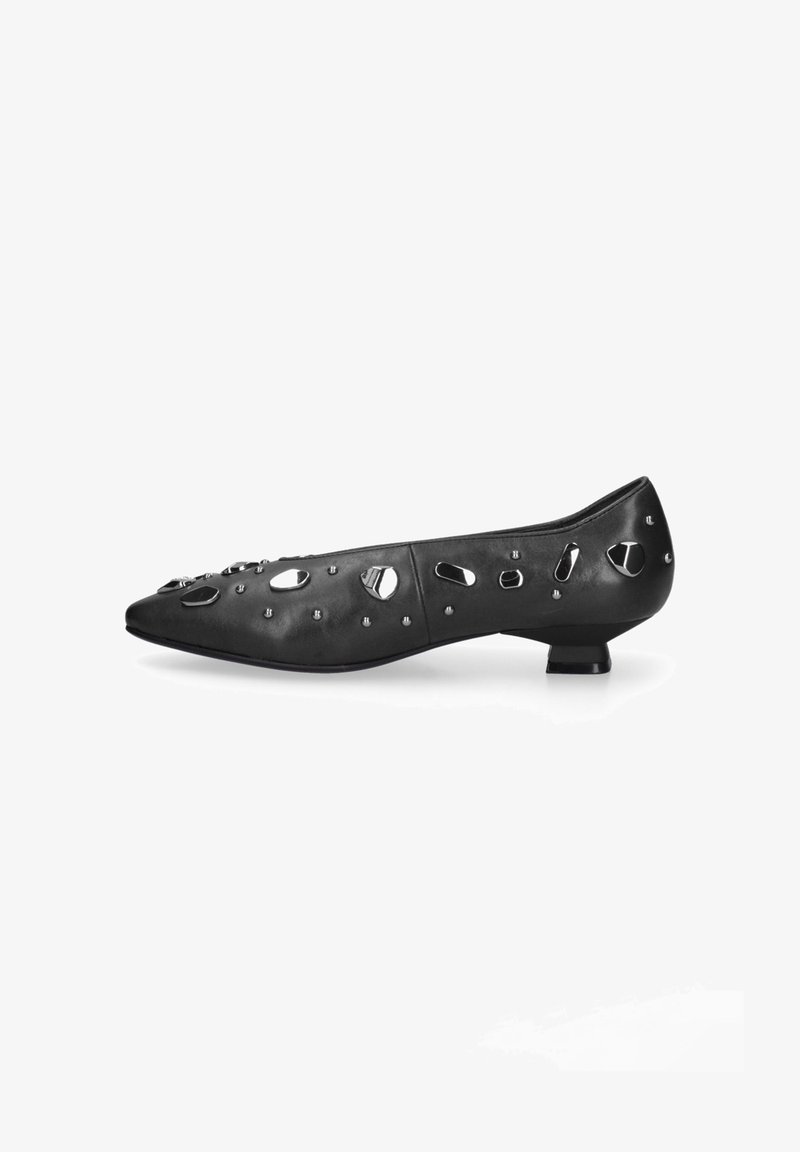 Zwarte leren platte schoen met een spitse neus, voorzien van uitgesneden vormen, zilveren accenten en een lage hak voor extra detail.