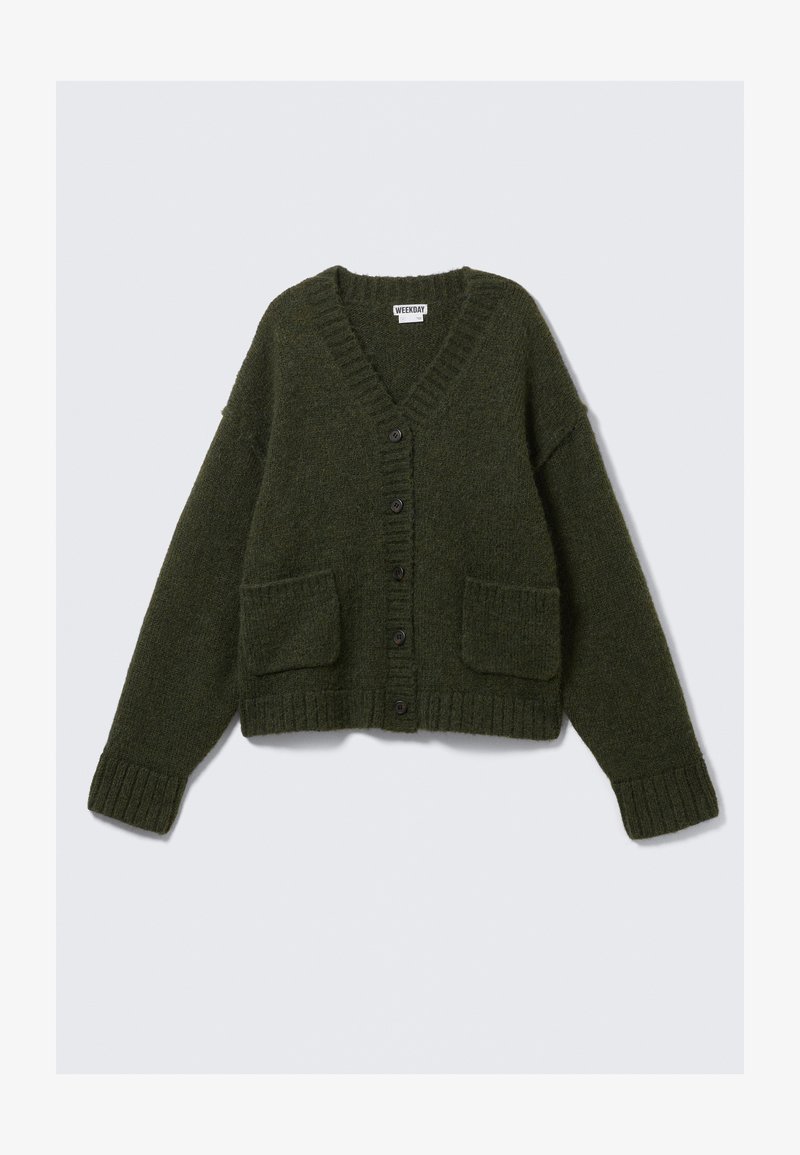 Cardigan vert foncé avec un col en V, six boutons noirs, deux poches avant et des poignets et un ourlet côtelés, fabriqué dans un matériau doux et texturé.