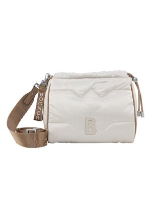 Bolso crossbody acolchado en crema, hecho de nailon, con un patrón texturizado, acentos beige y una correa ajustable con una etiqueta de logo.