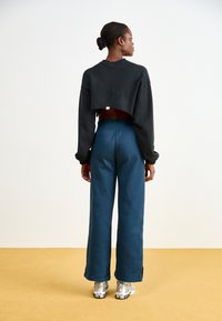 Nike Sportswear SPORTSWEAR PHOENIX FLEECE - Dresside alumine osa - armory navy/sail