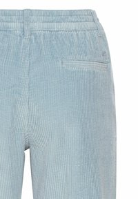 Pantalon en velours côtelé bleu clair avec ceinture arrière, passants pour ceinture et une poche passepoilée simple côté droit.