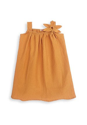 Ärmelloses orange strukturiertes Kleid mit gerafftem Ausschnitt und einer großen Stoffblume, die an einem Schulterriemen befestigt ist.