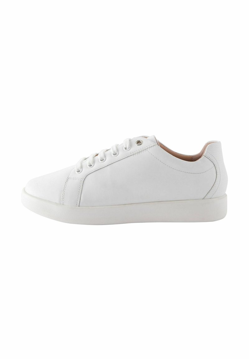 White sneaker featuring a smooth leather upper, rounded toe, and flat sole. Laces and metal eyelets for secure fastening. Minimalist design.