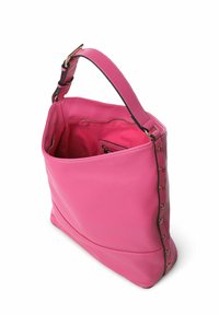 Borsa tote in pelle rosa con finitura testurizzata, una tracolla regolabile e dettagli di cucitura visibili; presenta una parte superiore aperta e una tasca interna.