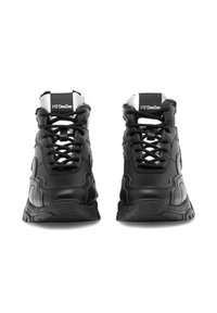 Musta tossud tekstureeritud nahast ülaservaga, millel on paks tald, ninad ja kontrastne valge logo keele peal.