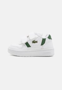 Sneaker bianche in pelle con dettagli verdi e cinturini in Velcro, dotate di fori per la traspirabilità e di una suola in gomma testurizzata.