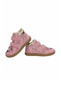 Scarpe alte in suede rosa con accenti metallici, dotate di due cinturini in velcro, un volto animale giocoso e una superficie decorata.
