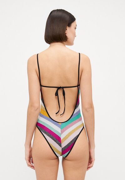 Maillot de bain une pièce avec des rayures horizontales multicolores, des accents noirs et un dos ouvert avec des liens au cou.