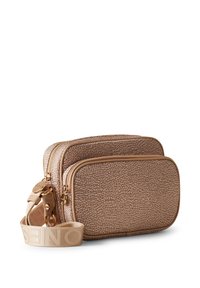 Sac bandoulière rectangulaire à deux compartiments en matière beige texturée avec des fermetures éclairs dorées et une bandoulière réglable comportant un détail de logo.