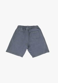 Grå bomuldsshorts med elastisk talje, der har en baglomme og en blød tekstur, designet til komfort og fleksibilitet.