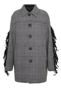 Abrigo a cuadros blanco y negro con cuello, cinco botones, bolsillos laterales y detalles de flecos negros en las mangas. Textura tejida.