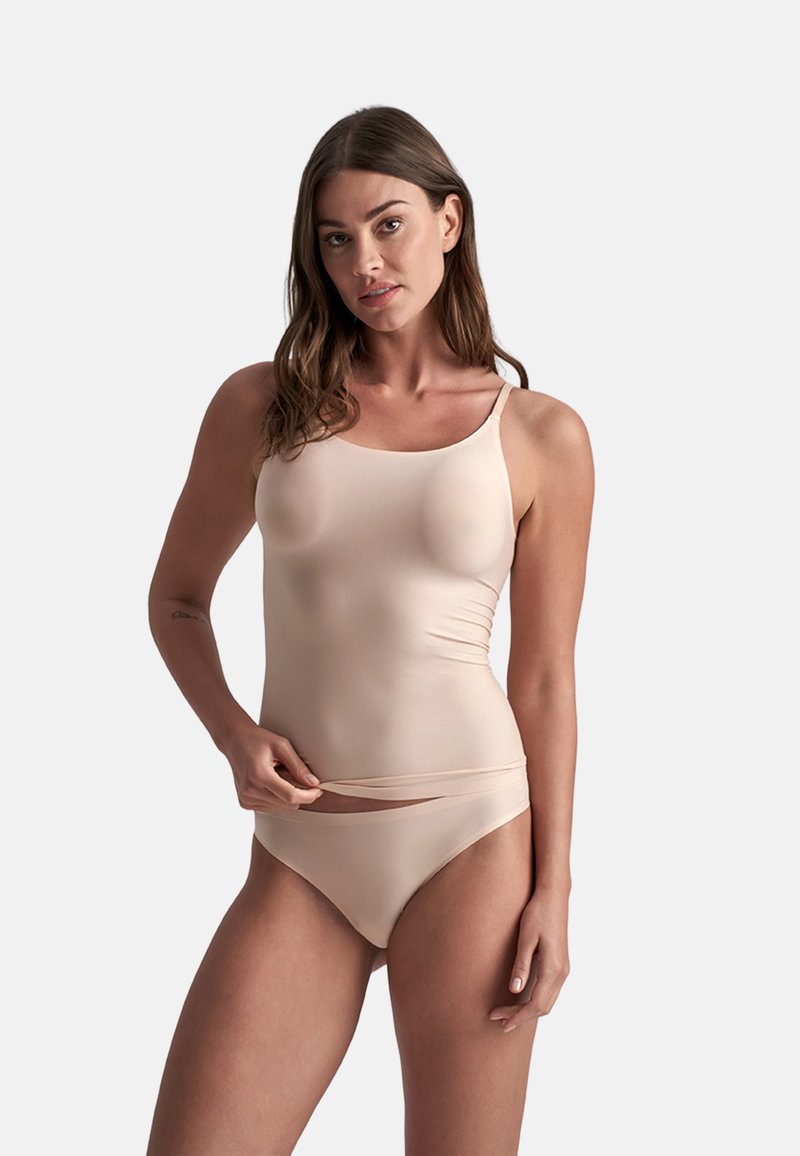 Lichtbeige tanktop met dunne bandjes, met een gladde textuur en een aansluitend ontwerp. Gecombineerd met bijpassende bikini slips.