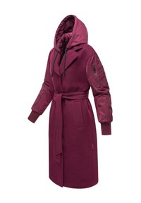 Long manteau bordeaux avec capuche, présentant une taille ceinturée, des poches plaquées et des textures de tissu contrastantes. Les poignets côtelés complètent le design.