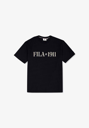 Zwart T-shirt met korte mouwen met de tekst "FILA 1911" en een klein FILA-logo gecentreerd op de borst.