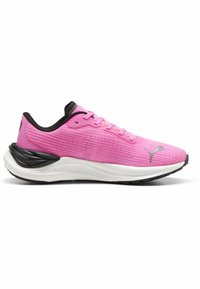 Roze sportieve schoen met een gestructureerde bovenkant, zwarte accenten en een witte tussenzool. Heeft een rond neus en is gemaakt van milieuvriendelijke materialen.