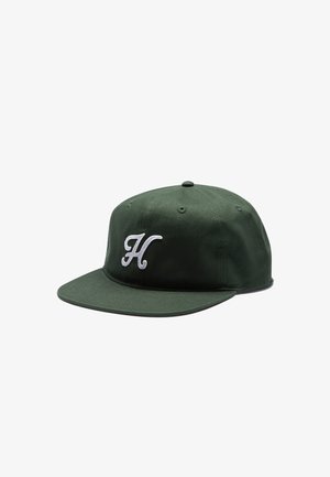 Mørkegrønn baseballcap med flat brem og en hvit kursiv bokstav "H" brodert på midten foran.