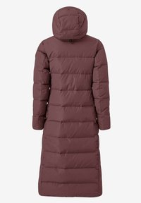 Bordeauxfarbenen Pufferjacke mit Kapuze, die einen langen, geraden Schnitt, gesteppten Paneelen und eine glatte, gesteppte Textur aufweist.