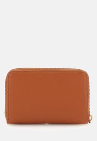 Portafoglio in pelle marrone con superficie texturizzata, chiusura con zip, forma rettangolare e delicate cuciture lungo i bordi.