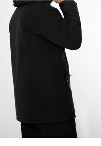 Musta vedenpitävä takki hupulla, jossa on sileä pinta, vetoketju- ja nappisuljenta sekä sivutaskut säilytystä varten.