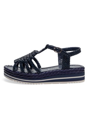 Granatowa sandałka na klinie z plecionymi paskami, wyposażona w zapięcie na klamrę oraz teksturowaną platformę z paskowanymi detalami.