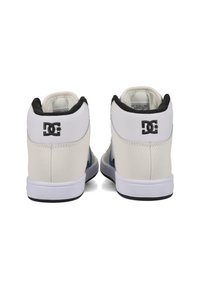 Witte leren high-top sneakers met zwarte accenten, voorzien van een gevoerde kraag, textuurpanelen en een logo op de hiel.